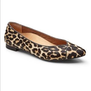 Vionic New in Box Caballo Leopard Flats Size (8)